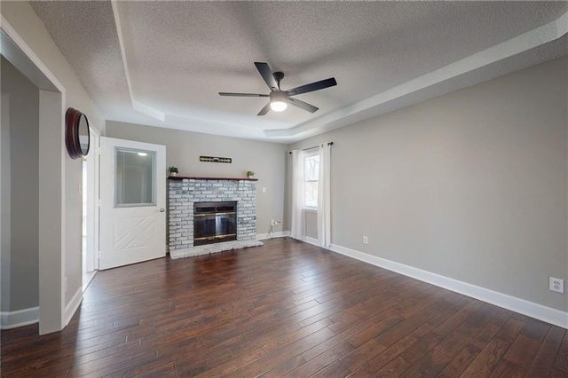 1905 NE Dill Drive, Lee's Summit, MO 64086