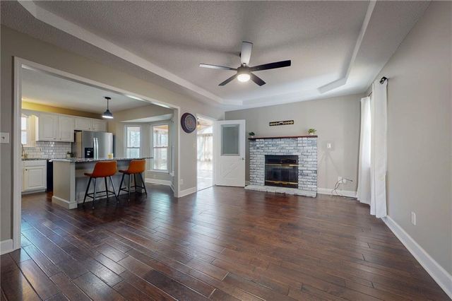 1905 NE Dill Drive, Lee's Summit, MO 64086