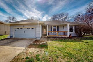 1905 NE Dill Drive, Lee's Summit, MO 64086