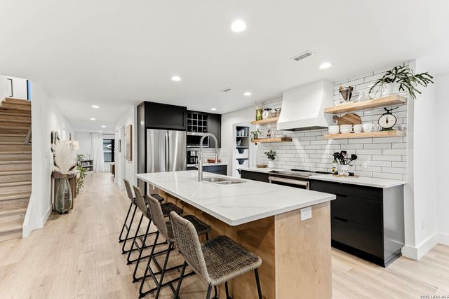 120 W Hosack St, Boerne, TX 78006