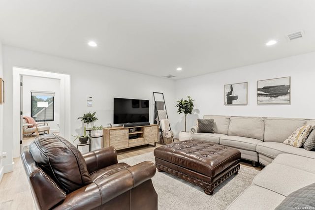 120 W Hosack St, Boerne, TX 78006