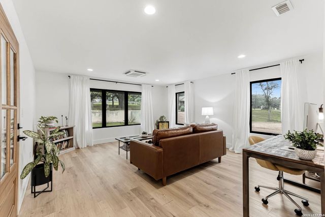 120 W Hosack St, Boerne, TX 78006