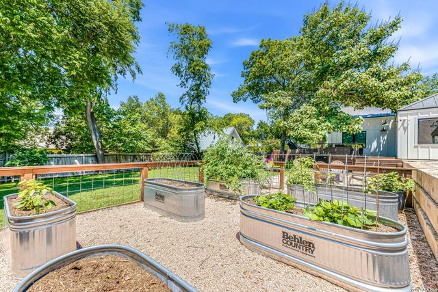 120 W Hosack St, Boerne, TX 78006