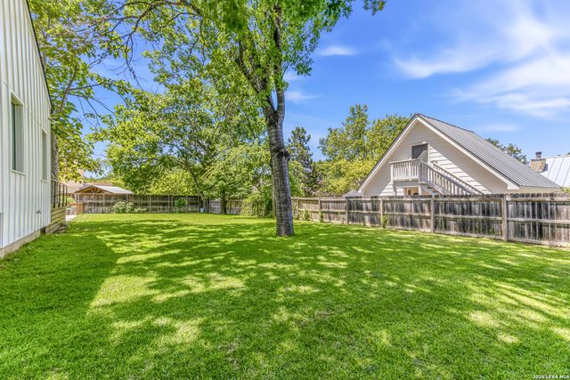 120 W Hosack St, Boerne, TX 78006