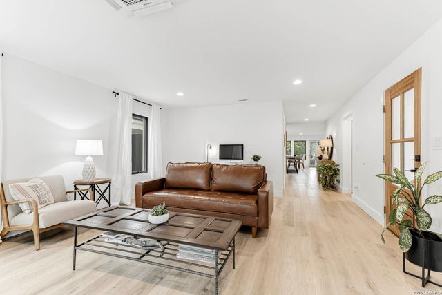 120 W Hosack St, Boerne, TX 78006