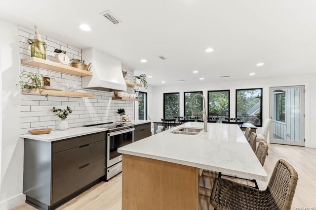 120 W Hosack St, Boerne, TX 78006