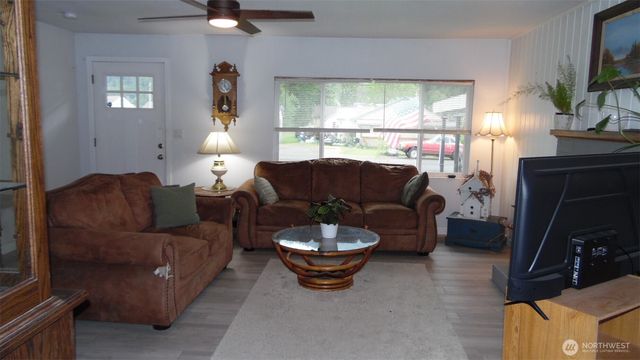 145 Collar Avenue, Morton, WA 98356