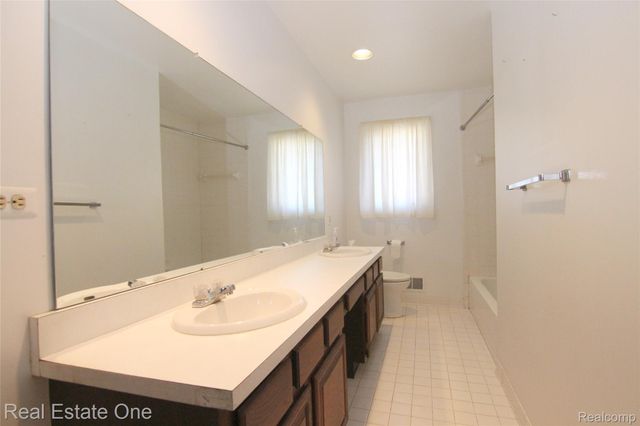 4458 Southmoor Lane, West Bloomfield Charter Township, MI 48323