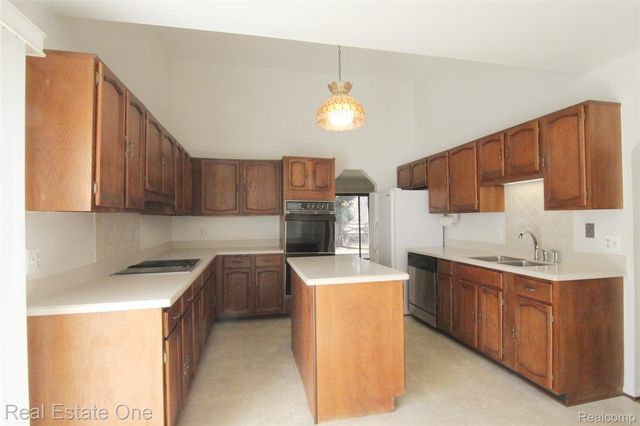 4458 Southmoor Lane, West Bloomfield Charter Township, MI 48323