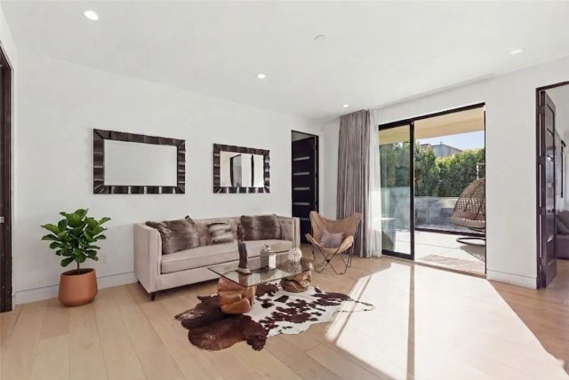 4545 Stern Avenue, Sherman Oaks, CA 91423