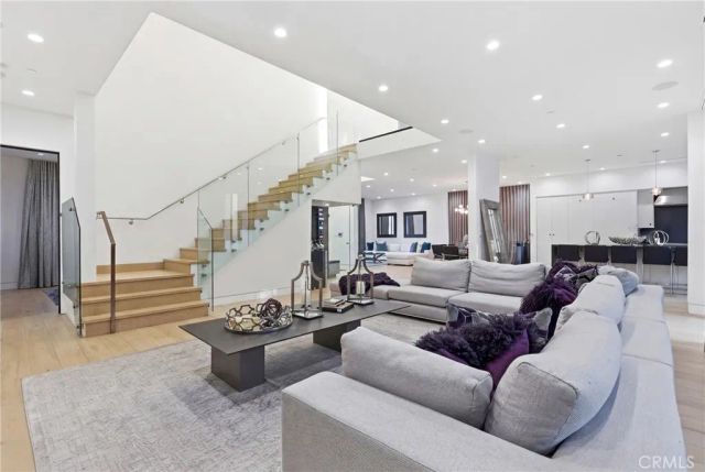 4545 Stern Avenue, Sherman Oaks, CA 91423