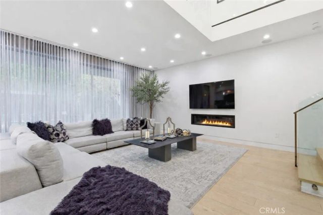 4545 Stern Avenue, Sherman Oaks, CA 91423