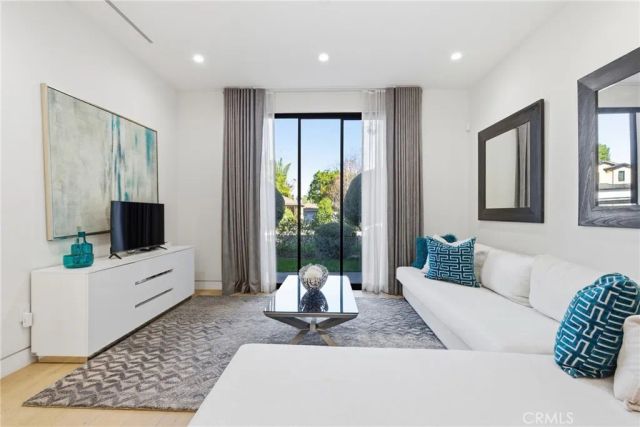 4545 Stern Avenue, Sherman Oaks, CA 91423