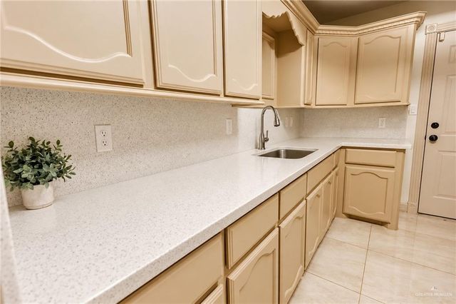 2002 W 42nd Street, Mission, TX 78573