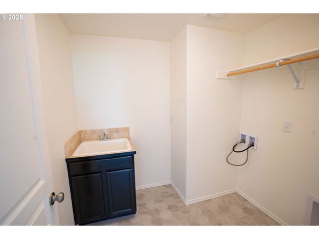24823 HAWK VIEW Dr, Veneta, OR 97487