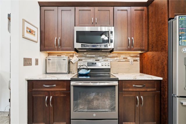 1211 Wolf Dr NW, Cedar Rapids, IA 52405