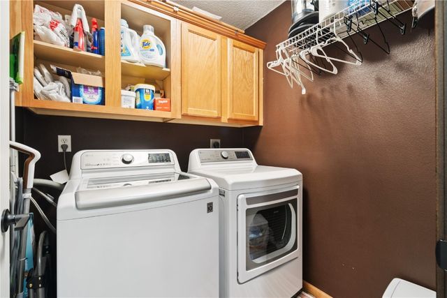 1211 Wolf Dr NW, Cedar Rapids, IA 52405