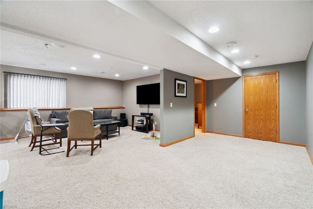 1211 Wolf Dr NW, Cedar Rapids, IA 52405