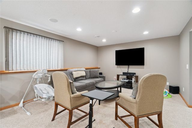 1211 Wolf Dr NW, Cedar Rapids, IA 52405