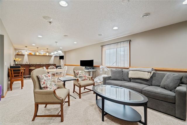 1211 Wolf Dr NW, Cedar Rapids, IA 52405