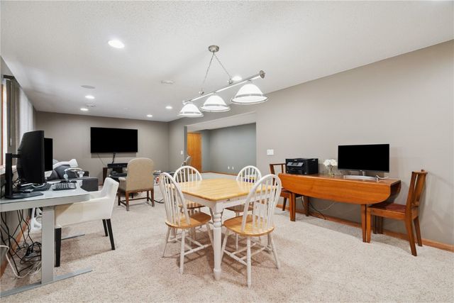 1211 Wolf Dr NW, Cedar Rapids, IA 52405