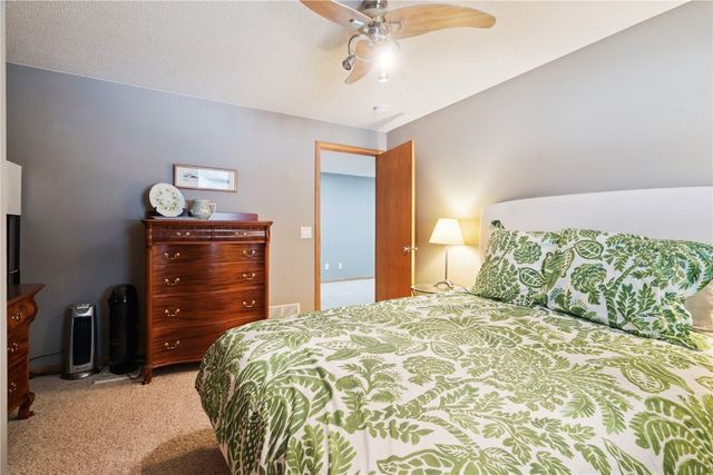 1211 Wolf Dr NW, Cedar Rapids, IA 52405