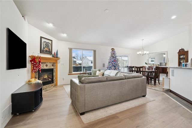 1211 Wolf Dr NW, Cedar Rapids, IA 52405