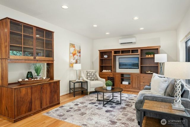 5720 59th Avenue NE, Seattle, WA 98105