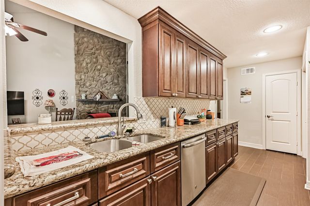 42 Hideaway Drive, Friendswood, TX 77546