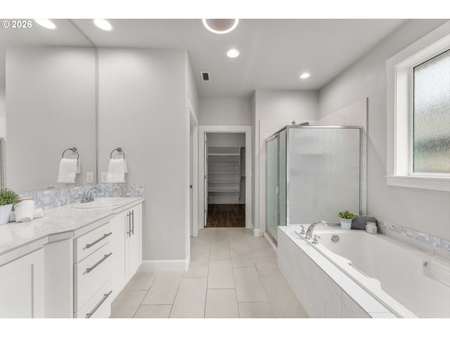 1561 S NIGHTHAWK Cir, Ridgefield, WA 98642