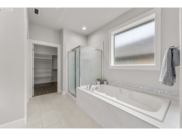 1561 S NIGHTHAWK Cir, Ridgefield, WA 98642