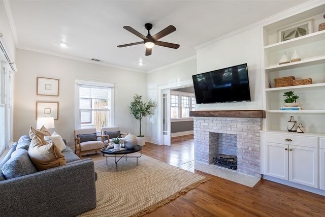 206 S Edgefield Avenue, Dallas, TX 75208