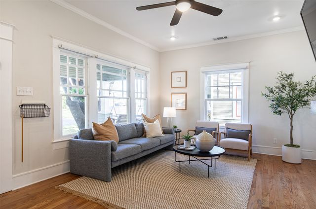 206 S Edgefield Avenue, Dallas, TX 75208