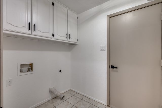 402 Country Meadow Drive, Mansfield, TX 76063