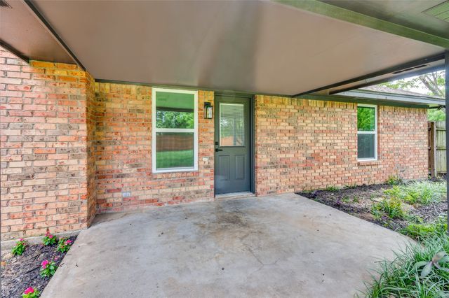402 Country Meadow Drive, Mansfield, TX 76063