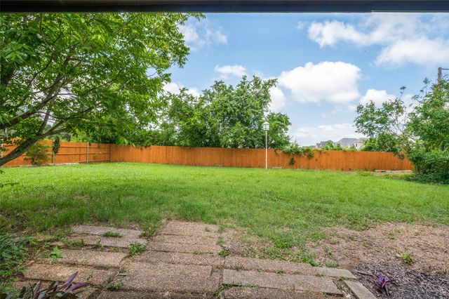 402 Country Meadow Drive, Mansfield, TX 76063