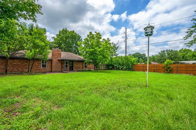 402 Country Meadow Drive, Mansfield, TX 76063