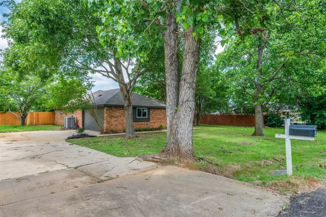 402 Country Meadow Drive, Mansfield, TX 76063