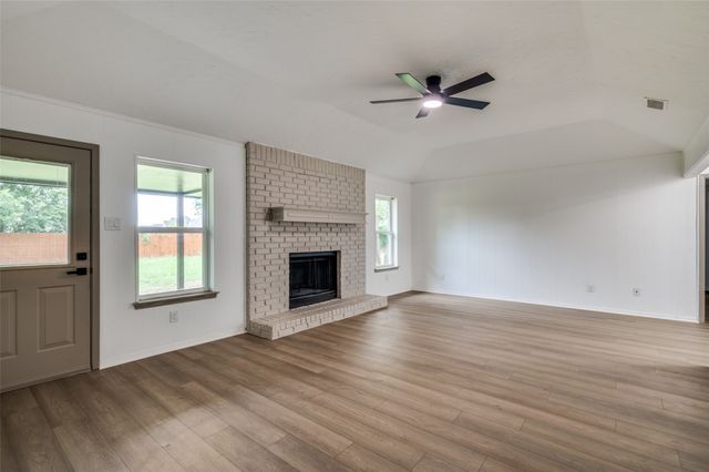 402 Country Meadow Drive, Mansfield, TX 76063