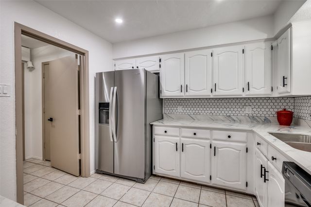 402 Country Meadow Drive, Mansfield, TX 76063