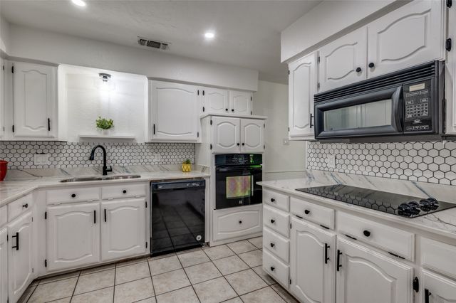 402 Country Meadow Drive, Mansfield, TX 76063