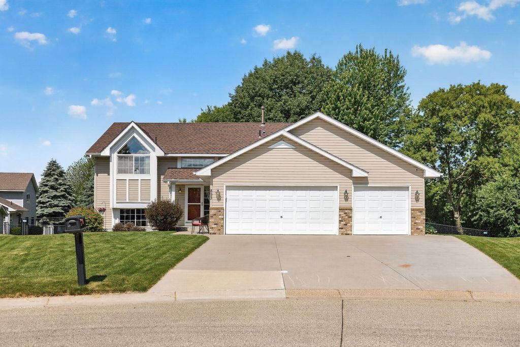 893 Marnie Circle S, Maplewood, MN 55119