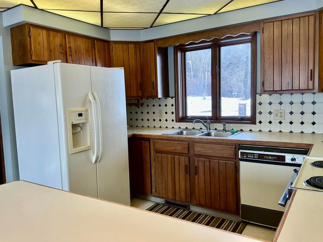 7551 Dobson Road, Jonesville, MI 49250