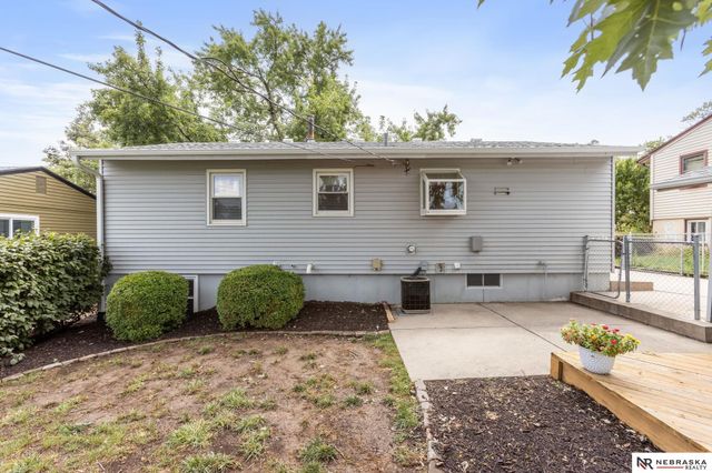 12330 B Street, Omaha, NE 68144
