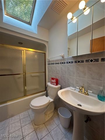 2010 Powder Mill Run, Youngstown, OH 44505