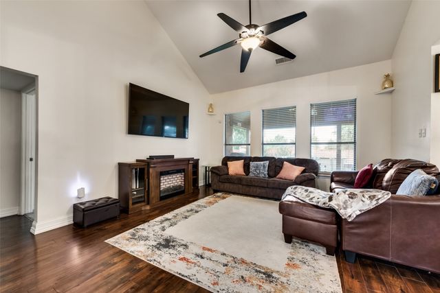 2864 Westover Drive, Grand Prairie, TX 75052