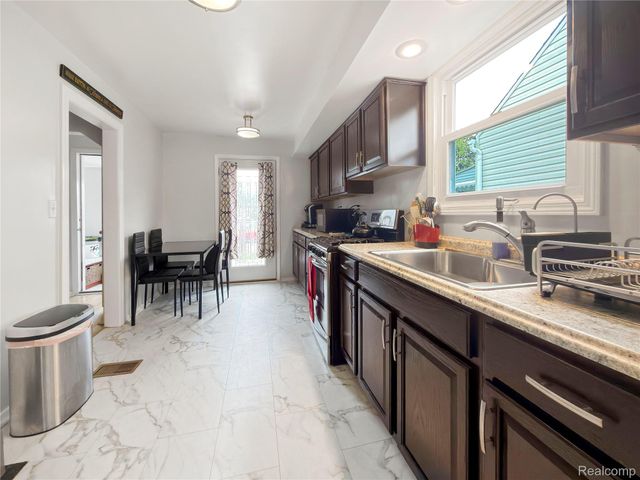 6907 Orchard Avenue, Dearborn, MI 48126