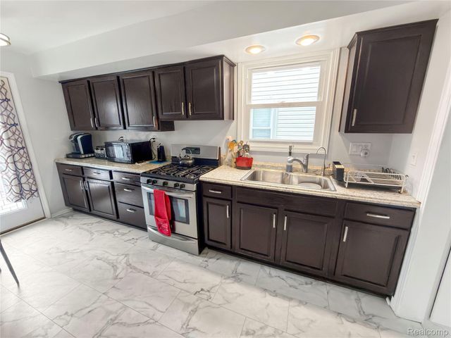 6907 Orchard Avenue, Dearborn, MI 48126