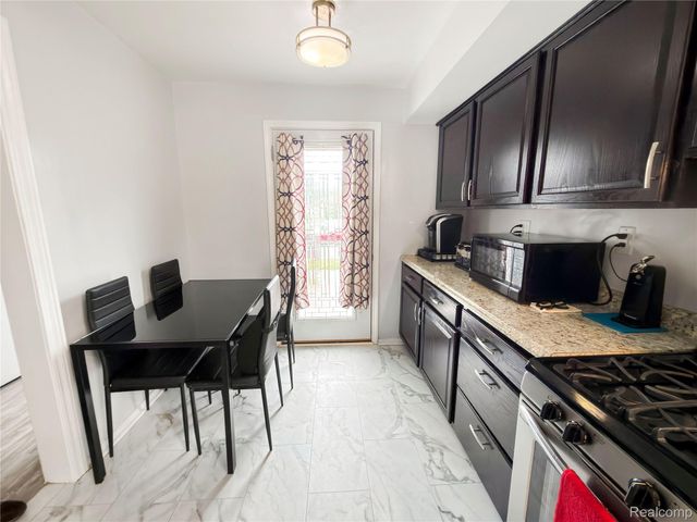 6907 Orchard Avenue, Dearborn, MI 48126