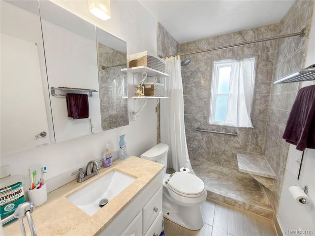 6907 Orchard Avenue, Dearborn, MI 48126